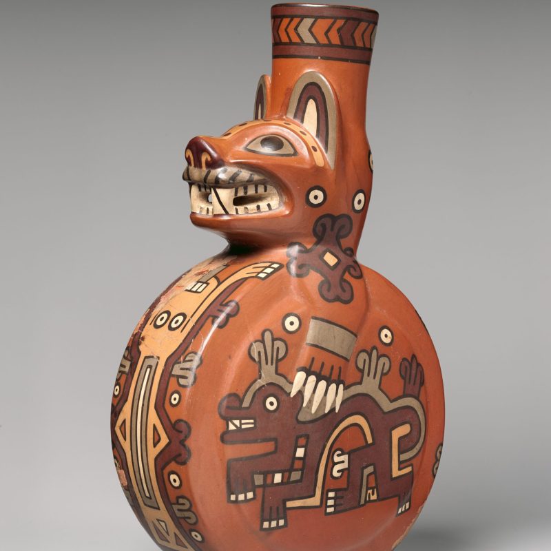 Vase en forme de félin anthropomorphe — Culture Wari, 600–900 ap. J.C. — Céramique et engobe, H. 20,3 × l. 11,4 cm — Pérou — The Metropolitan Museum of Art