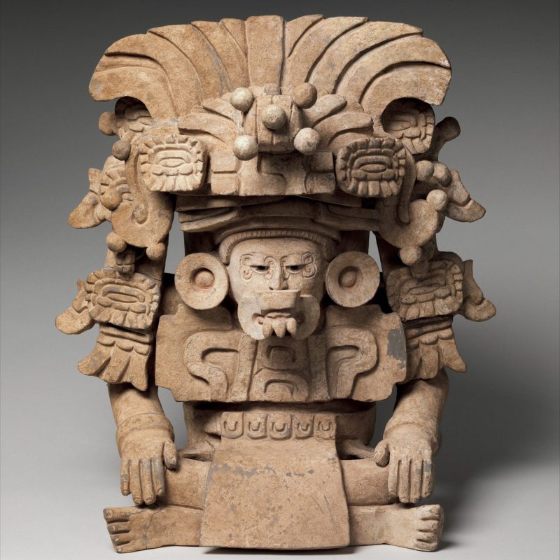 Vase anthropomorphe (prêtre ou Grand Voyant) — Culture Zapotèque (Be'ena'a), 350–600 ap. J.C. — Céramique et pigments, H. 47,6 cm — The Metropolitan Museum of Art